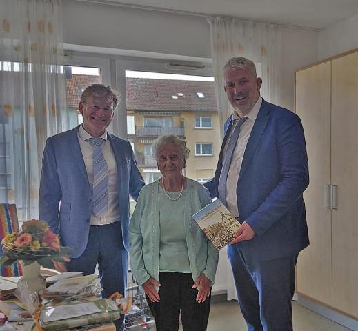 Gratulation von Bürgermeister T. Lang und Schulleiter W. Kraus