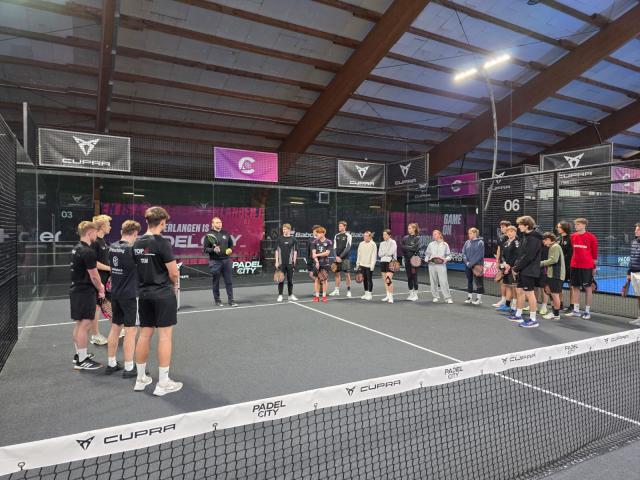 Einweisung beim Padeltennis. 