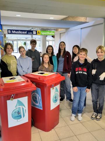 Die Pfandtonnen in der Aula. 