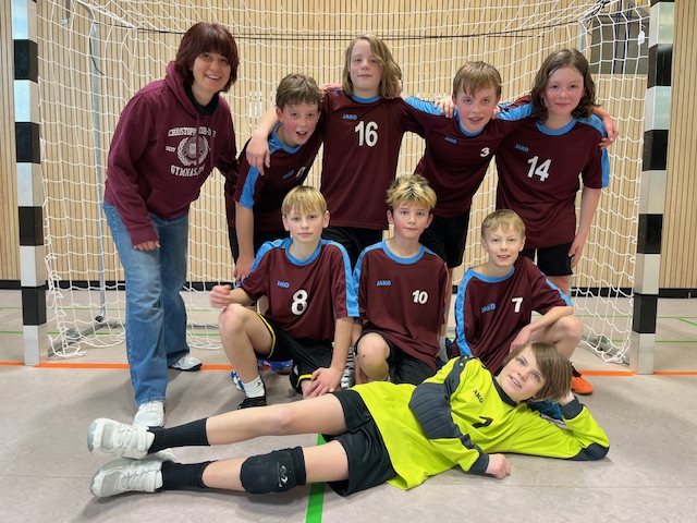 Gruppenfoto Handball Jungen mit Sportlehrerin Frau Schultz.