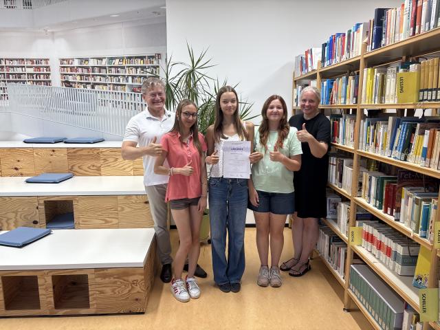 Nina, Oana und Lara zusammen mit Frau Steinbock und Schulleiter Wolf Kraus. 