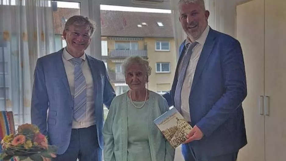 Gratulation von Bürgermeister T. Lang und Schulleiter W. Kraus