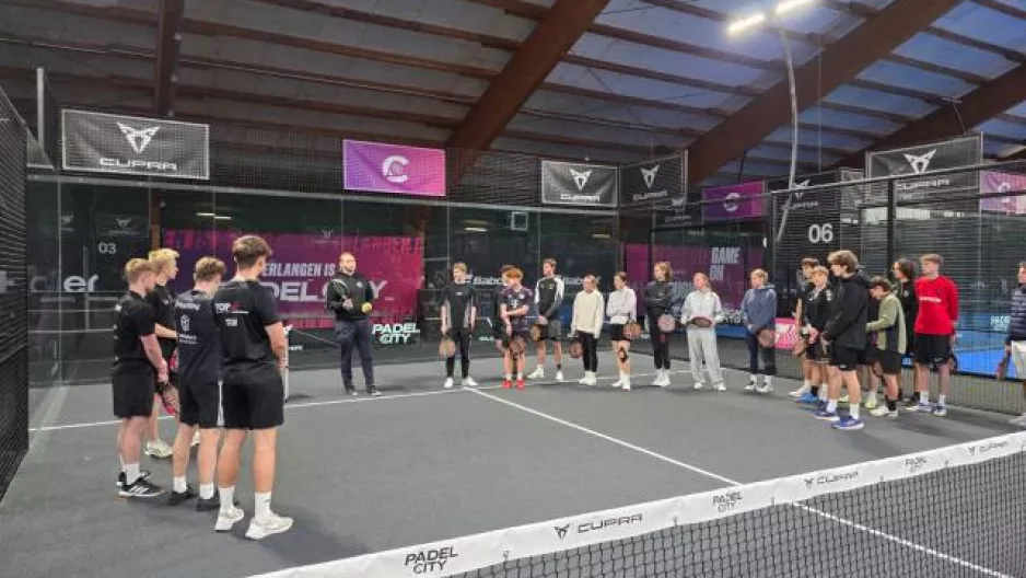 Einweisung beim Padeltennis. 