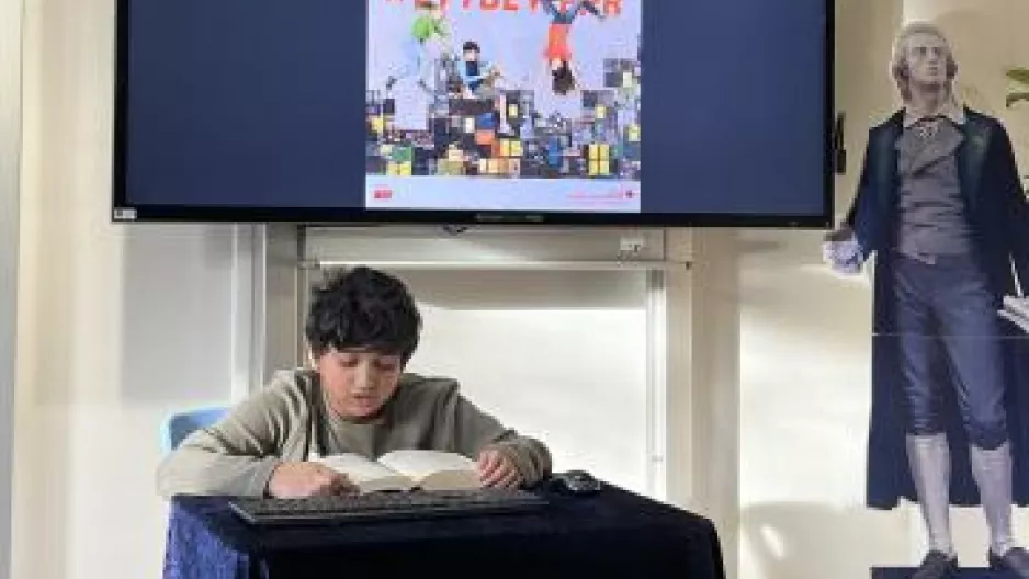 Schulsieger Nikhil Dutta beim Vorlesen