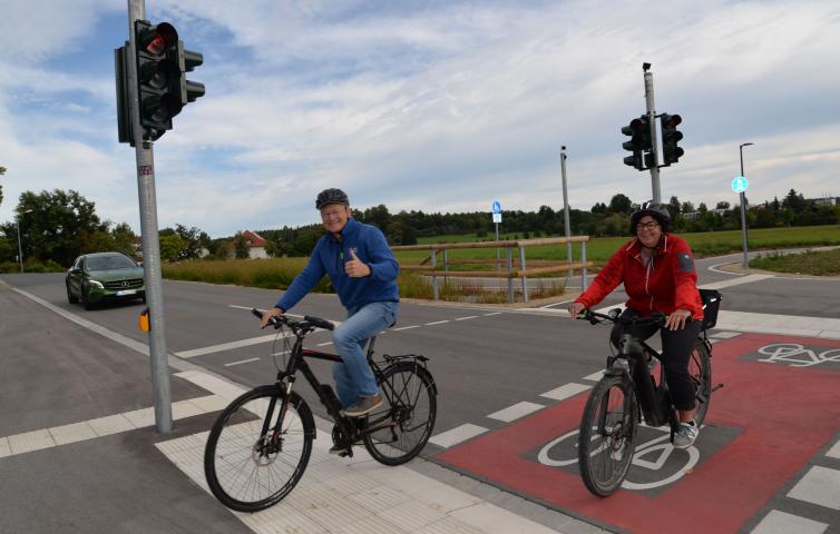 Wolf Kraus und Alexandra Hammerbacher testen die neue Ampel mit Induktionsschleife vor der Kunigundenschule.