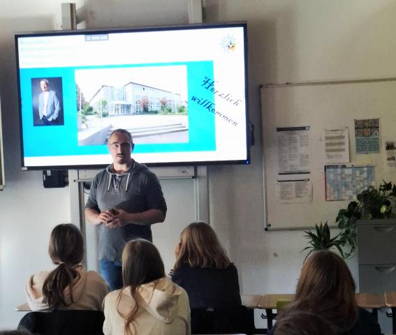 Vortrag von Kriminalhauptkommissar Roland Mücke zum Thema "Digitale Medien und Cybermobbing". 