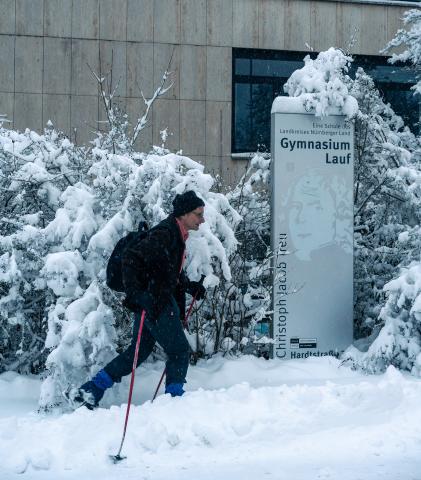 Mit Tourenski in die Schule