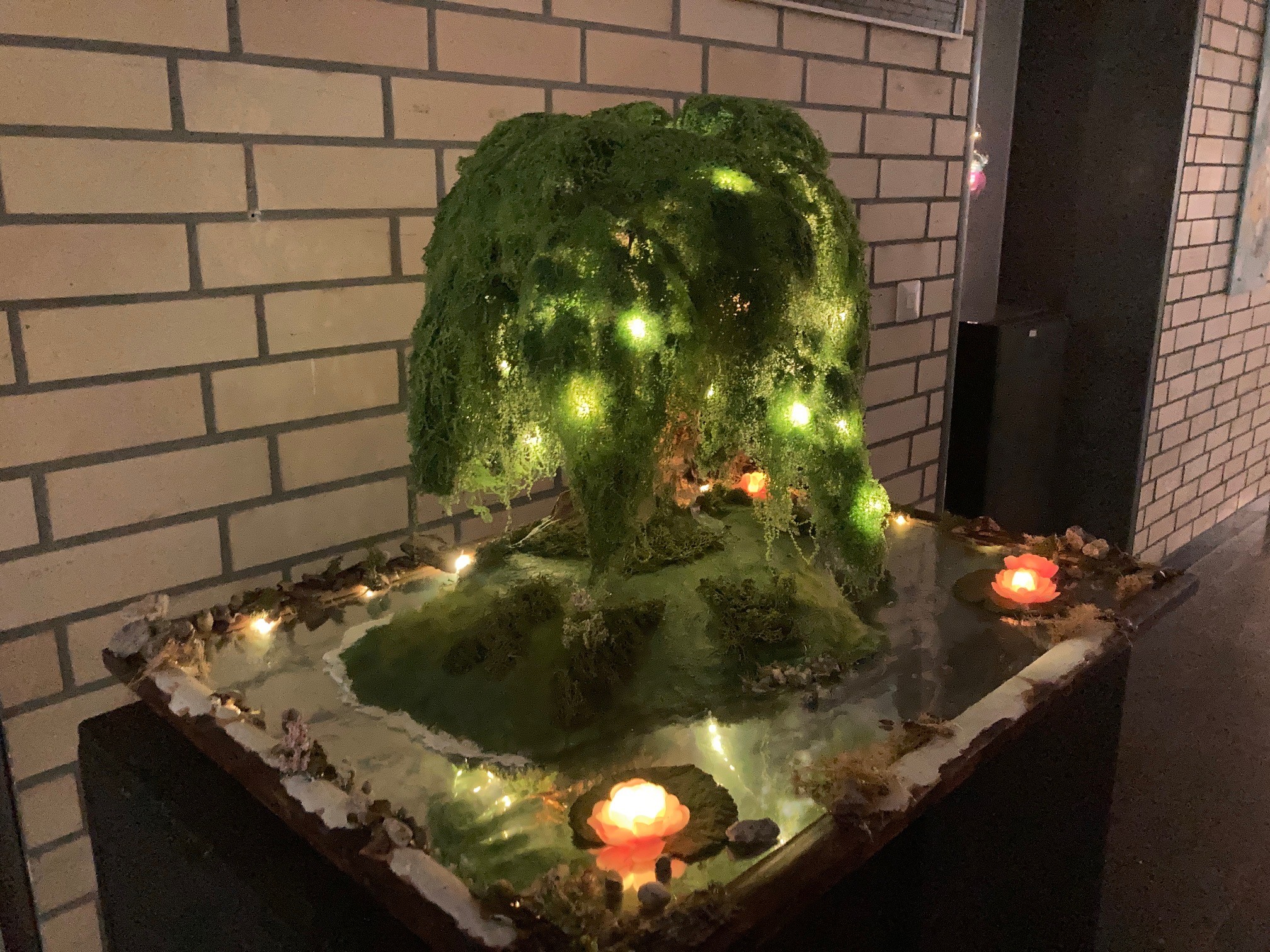 Lichtobjekt Baum mit Seerosen. 