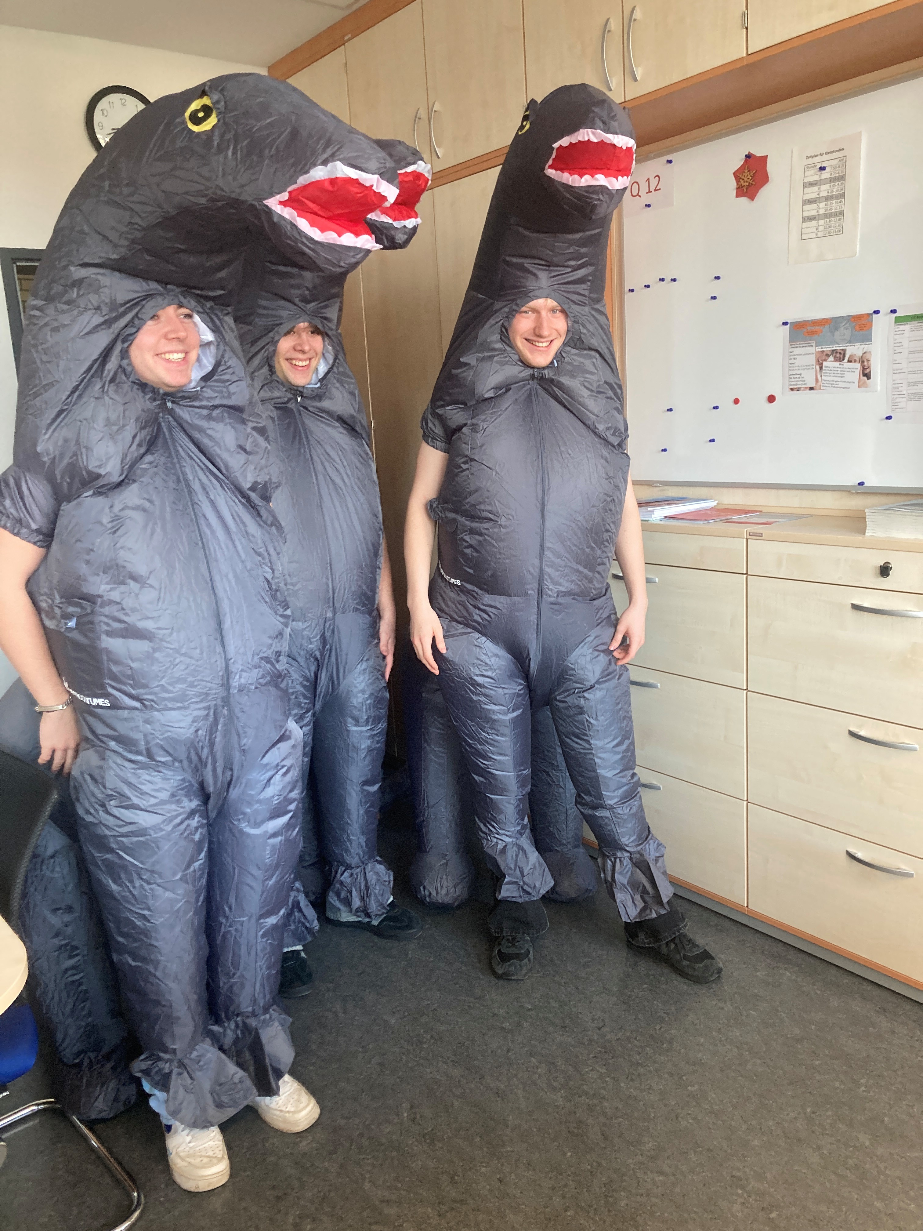 Eine Dino-Herde zu Besuch im Oberstufenzimmer. 
