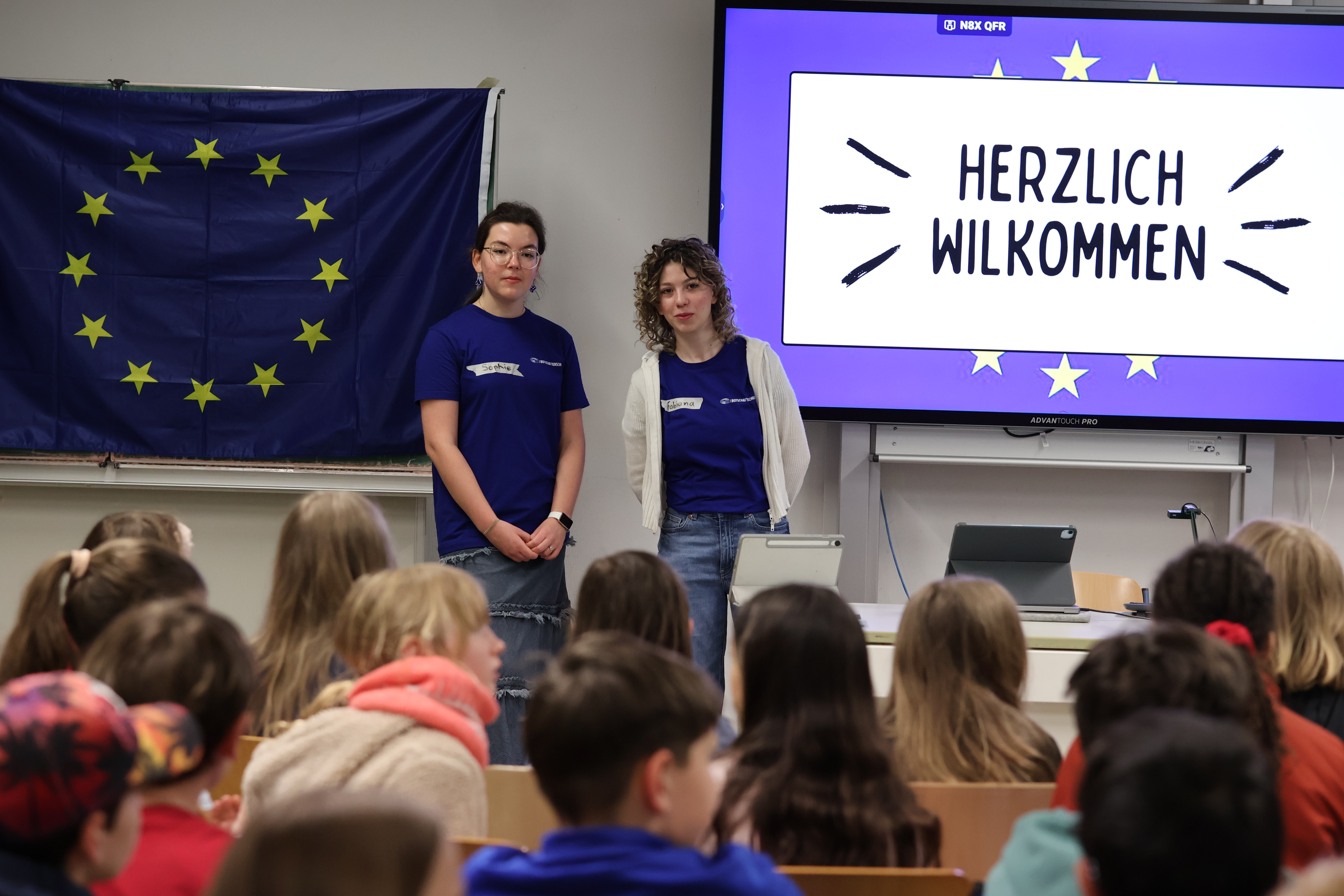 Sophie und Fabiana begrüßen die jungen Gäste. 