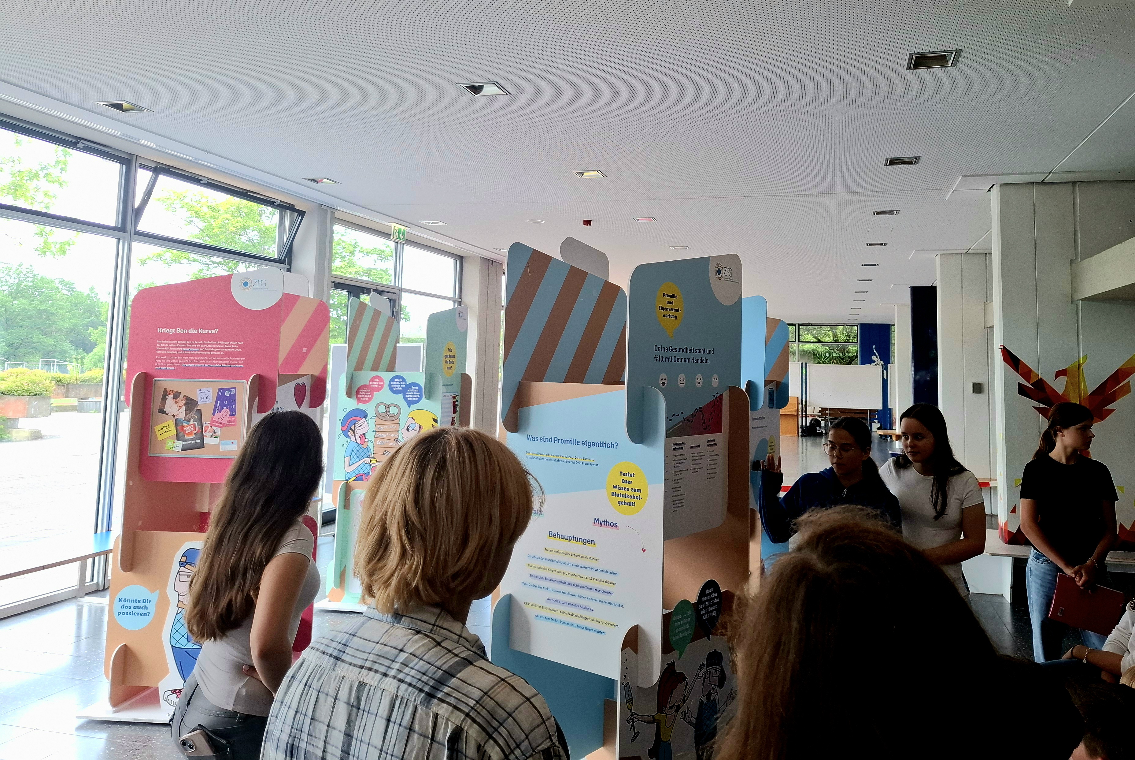 Schüler beim Besuch der Ausstellung. 