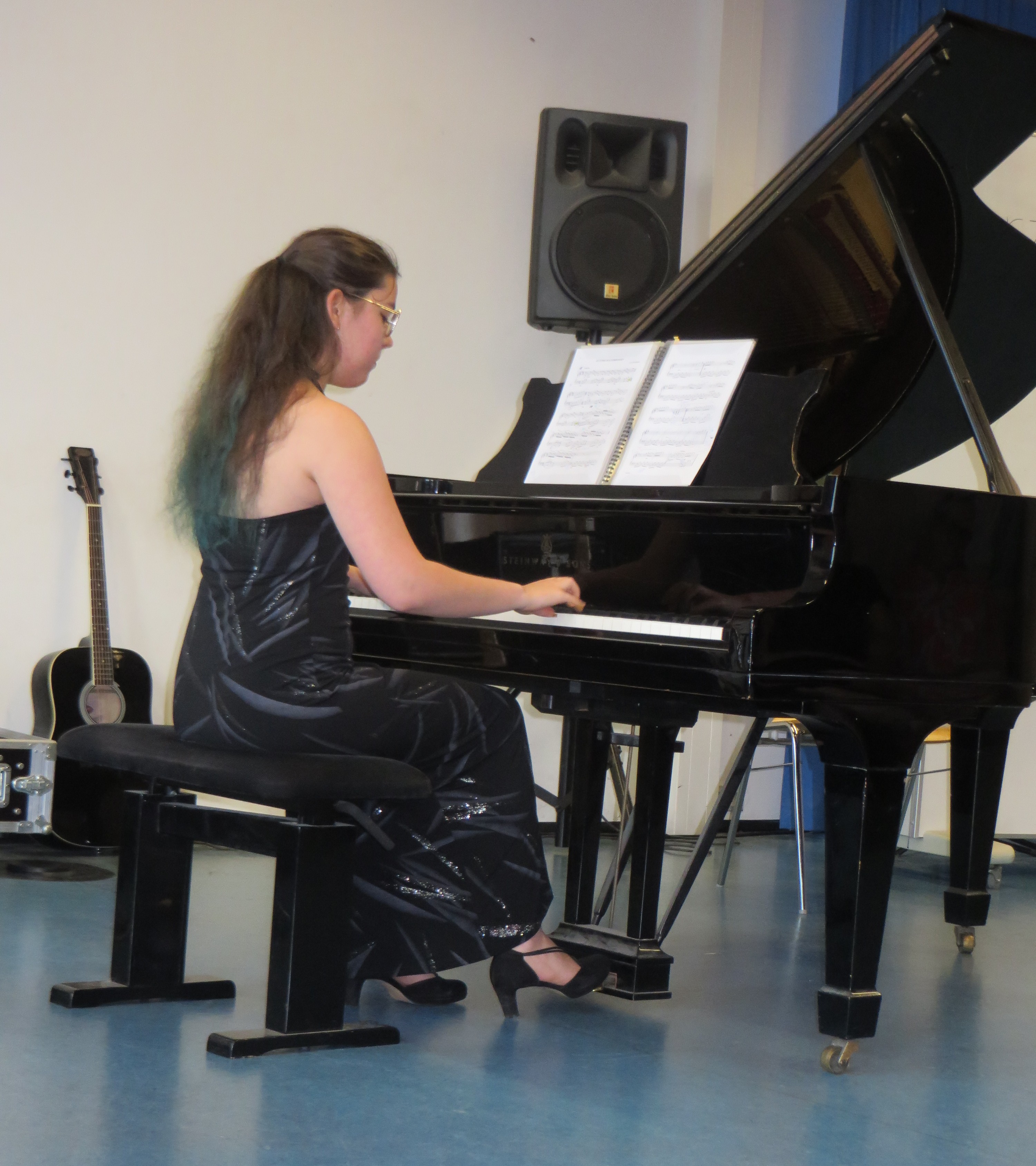 Klavierspielerin beim Konzert "Junge Talente". 