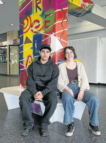 Noor Saif und Vertrauenslehrerin Katrin Singer. 