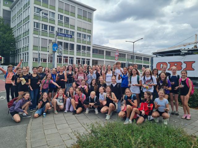 Gruppenfoto des Turnteams. 