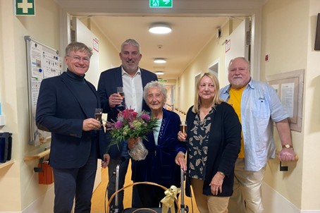 CJT-Schulleiter Wolf Kraus und Bürgermeister Thomas Lang gratulierten Elisabeth Provaznik zu ihrem 101. Geburtstag.