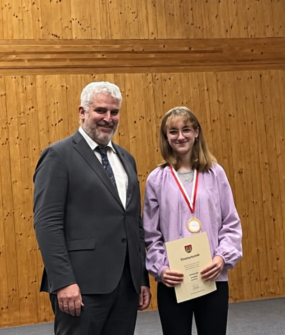 Bürgermeister Thomas Lang gratuliert Larissa Wolf zu Ihren sportlichen Erfolgen. 