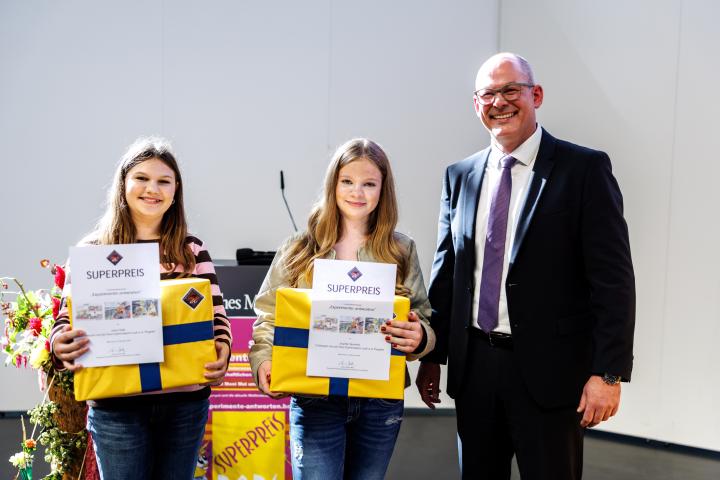  Jana Salb und Sophie Sponsel bei der Überreichung des "Superpreises". 