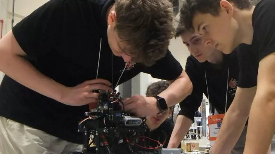 Konzentriert beim Roboterbau