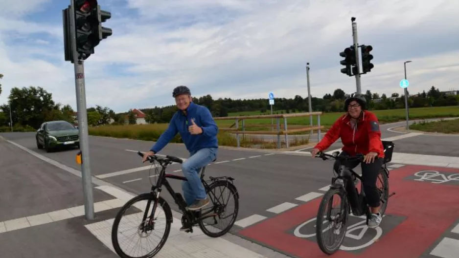 Wolf Kraus und Alexandra Hammerbacher testen die neue Ampel mit Induktionsschleife vor der Kunigundenschule.