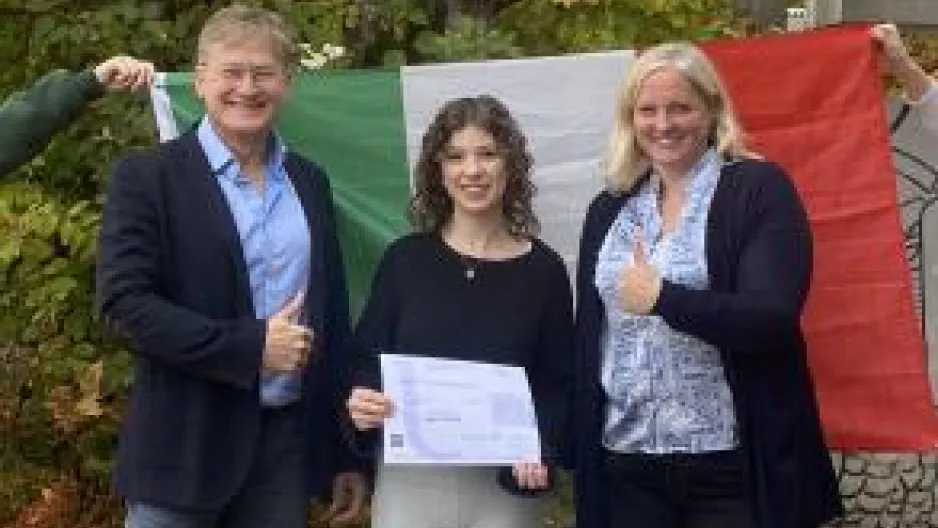 Schulleiter Herr Kraus und Frau Steinbock gratulieren Fabiana Schwandner zum erworbenen CILS-Zertifikat.