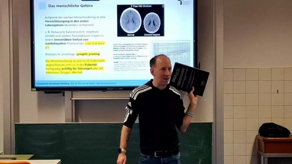 Prof. Dr. Piet van der Keylen zu Besuch am CJT-Gymnasium. 