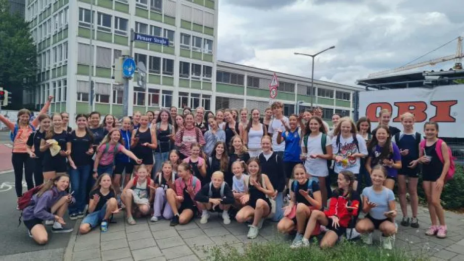 Gruppenfoto des Turnteams. 