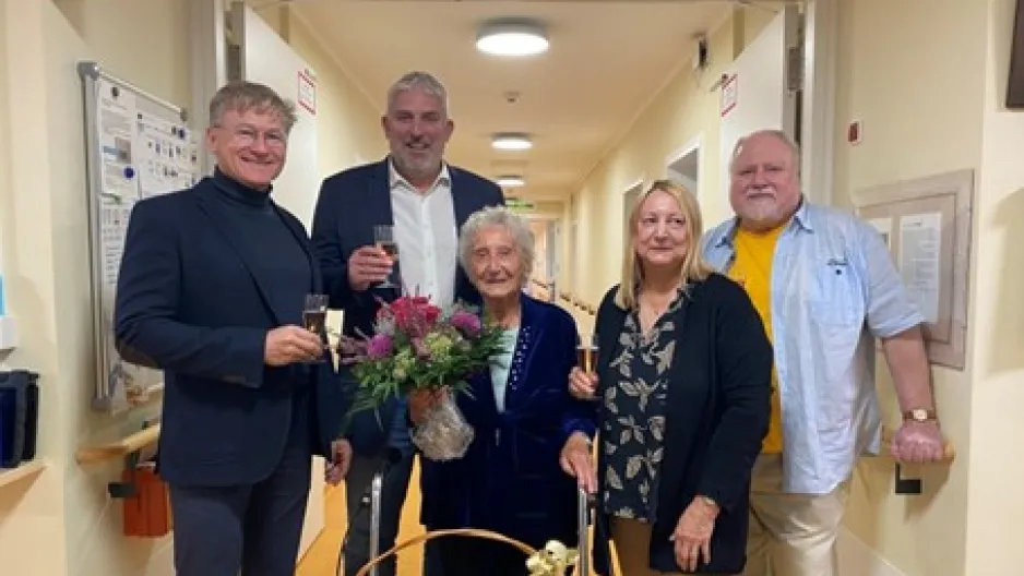 CJT-Schulleiter Wolf Kraus und Bürgermeister Thomas Lang gratulierten Elisabeth Provaznik zu ihrem 101. Geburtstag.